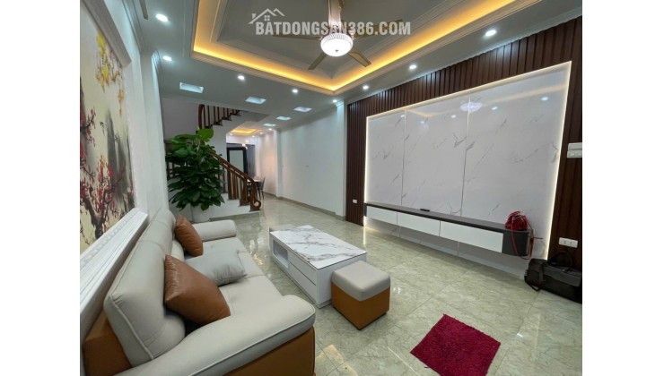 Bán Nhà Hoa Lâm, Việt Hưng Long Biên, 56m2  x 5 tầng, ô tô đỗ cửa, dưới 8,3 tỷ
